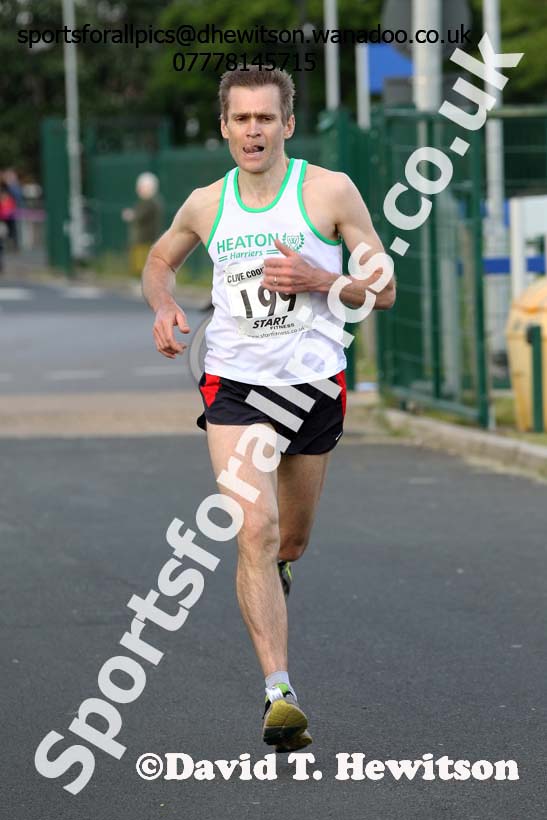 Jamie Barbour (Heaton) in the Clive Cookson 10k. Photo: David T. Hewitson/Sports for All Pics